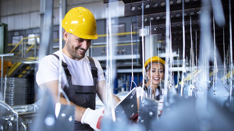 La inversión en sectores estratégicos como tecnología y manufactura avanzada ha sido crucial para el aumento de millonarios en México. Foto: Freepik.