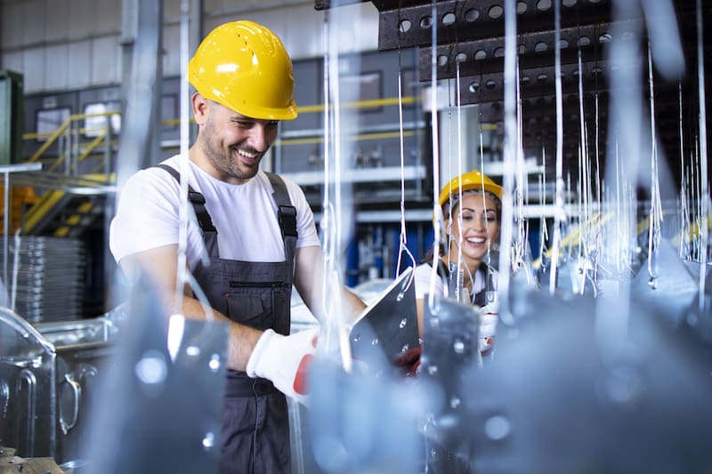 La inversión en sectores estratégicos como tecnología y manufactura avanzada ha sido crucial para el aumento de millonarios en México. Foto: Freepik.