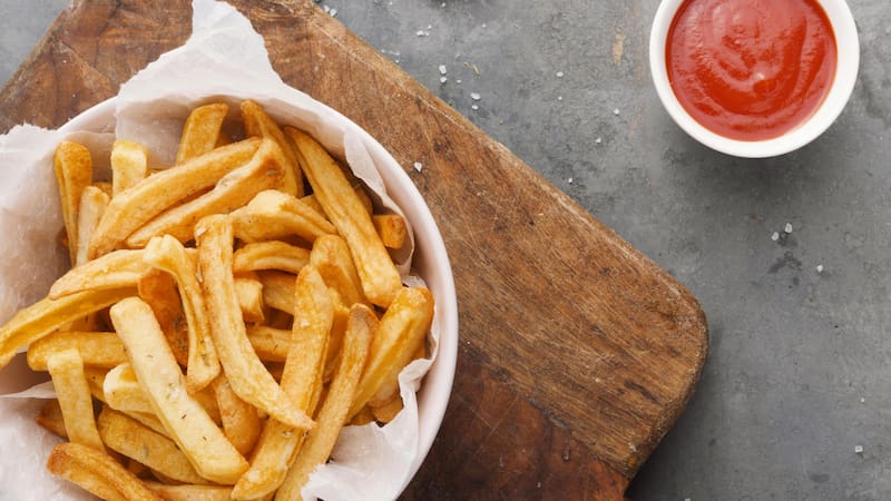 Hay 3 trucos perfectos para cocinar papas fritas sin aceites y que te queden igual de ricas. (Foto: Freepik)