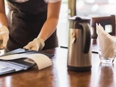 Adiós propinas en restaurantes y cafés: la ley exige no cobrar dinero extra por el servicio de los meseros