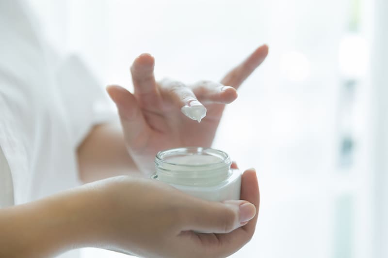 Los productos cosméticos no cuentan con inscripción sanitaria, en violación de la normativa vigente.