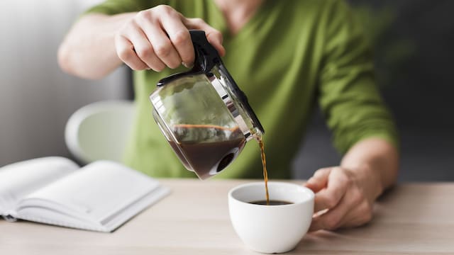 Qué le pasa a tu cuerpo si tomas más de 4 tazas de café al día: por qué los expertos no lo recomiendan