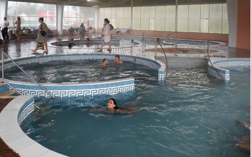 Las aguas termales de la Mesopotamia argentina mantienen una temperatura constante de 42,5 grados Celsius y tienen un flujo de 450 mil litros por hora. (Foto: Instagram | @termasdelgualeguaychu)