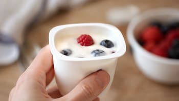 ¿Se puede consumir un yogur que estuvo varias horas fuera de la heladera? La recomendación de los expertos