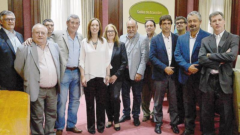 Vidal junto a sus ministros y los representantes gremiales al anunciar ayer el acuerdo paritario para 2017