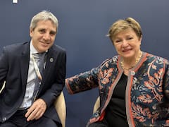 Caputo le respondió al FMI y volvió a defender las bandas cambiarias: “No vamos a...”