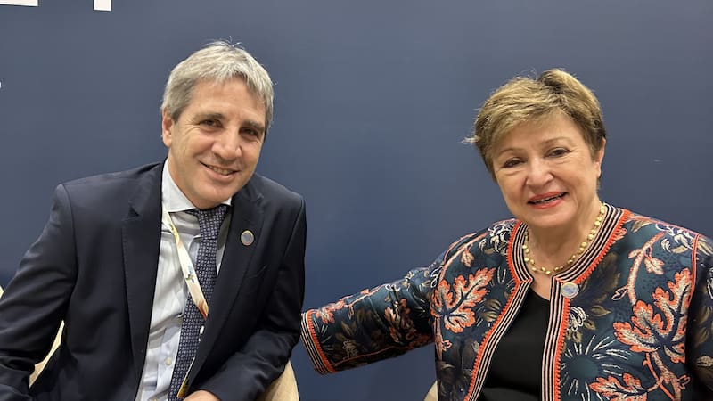 Luis Caputo junto a Kristalina Georgieva. "El acuerdo con el FMI le permitió al Gobierno ganar tiempo".