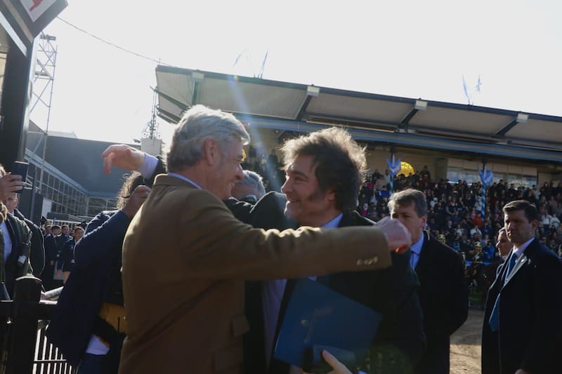 Milei saludando a Nicolás Pino, titular de la Sociedad Rural.