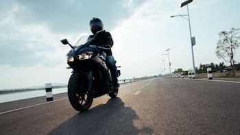 DGT | Conductores y pasajeros de motos deberán llevar calzado cerrado desde el 1 de octubre: multa de 200 euros