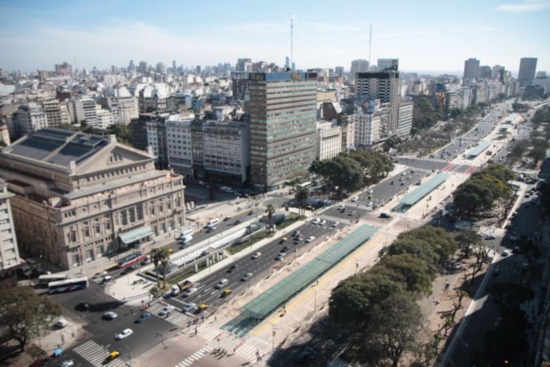 Uno de los puntos desde donde se podrá observar el paso de los F-16 es la Avenida 9 de Julio.