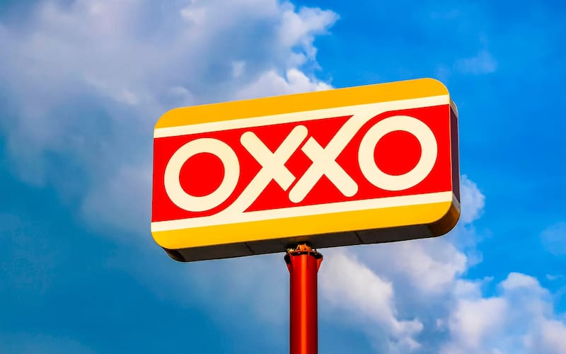 OXXO se integra con Banorte para poner a disposición de los clientes los servicios tradicionales. Fuente: Shutterstock.
