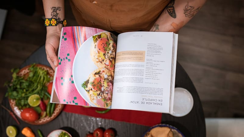 Los boniatos asados al horno adquieren una textura dulce y una costra caramelizada con esta técnica viral.