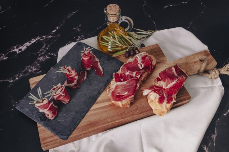Este es el mejor pueblo del país para disfrutar jamón ibérico: cuenta con más de 150 empresas jamoneras y algunas ofrecen degustaciones. (Fuente: Freepik).