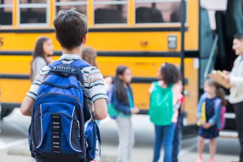 El artículo 38, fracción IV, inciso b) del Reglamento de Tránsito de la Ciudad de México establece una prohibición específica para los conductores de vehículos destinados al transporte público, escolar y de personal. Fuente: Shutterstock