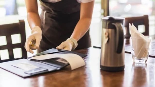 Hacienda obliga a tributar por las propinas que reciben los trabajadores, según el articulo 76 de IRPF