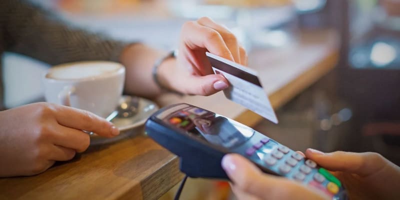 La legislación vigente permite sanciones que pueden superar los 3 millones de pesos para los negocios que incumplan estas disposiciones, además de inspecciones y órdenes de corrección inmediata. Foto: Archivo Cronista México.