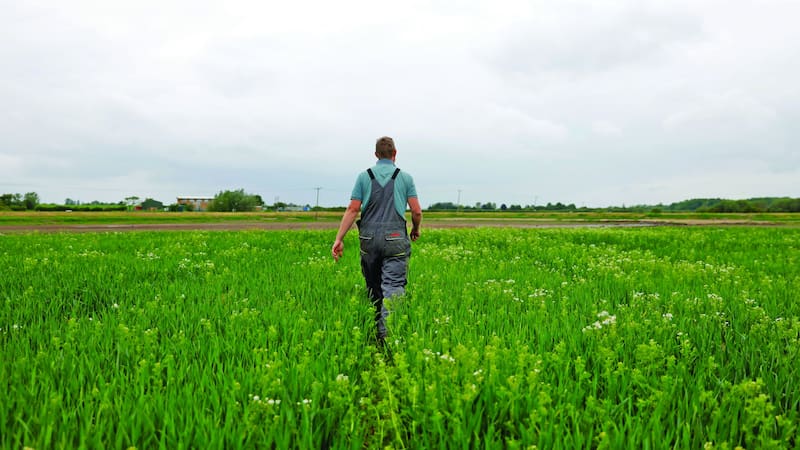 Un agricultor camina por su granja, que sigue vacía de cultivos tras las intensas inundaciones que azotaron la zona dos veces en seis meses, en Lincoln, Reino Unido.