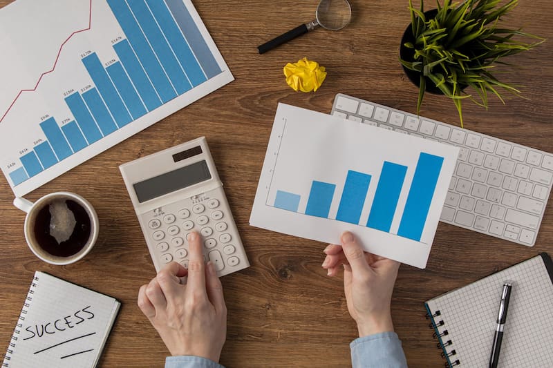 El interés compuesto permite que las ganancias diarias se sumen al capital, aumentando los rendimientos en cada día de inversión. (Foto: Freepik)