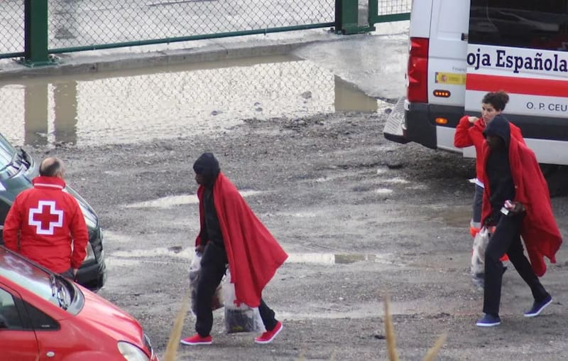 Migrantes subsaharianos atendidos por voluntarios de Cruz Roja en la playa de Benzú (Ceuta). EFE/Reduan/Archivo