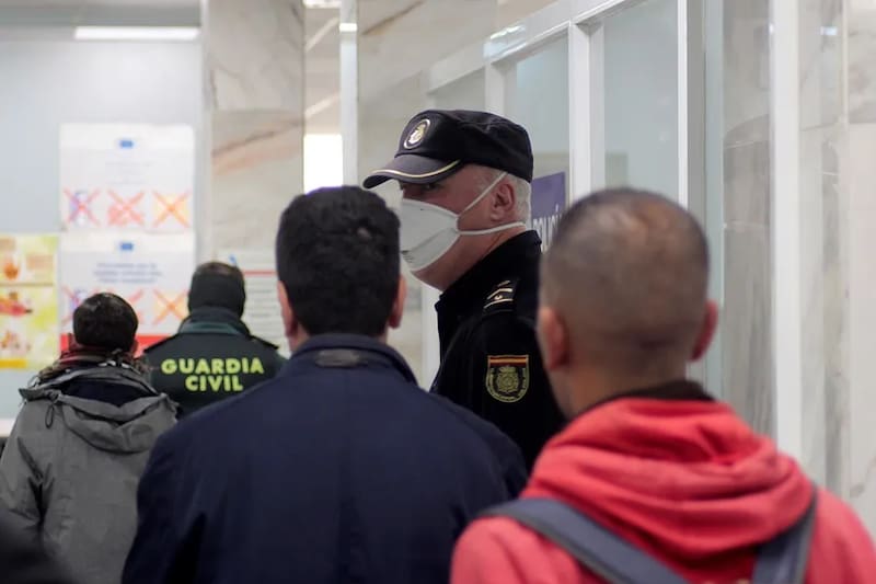 Migrantes en Ceuta que esperan ser trasladados a la península. EFE/Reduan/Archivo