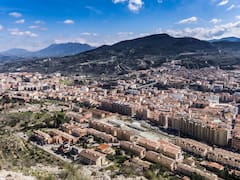 Es uno de los pueblos más hermosos de España, está en Alicante y tiene la mejor paella del país