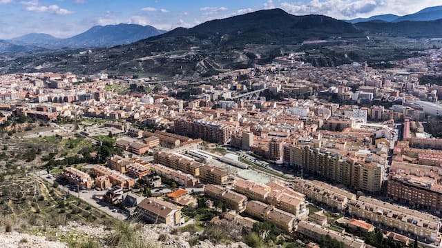 Es uno de los pueblos más hermosos de España, está en Alicante y tiene la mejor paella del país