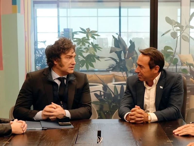El presidente argentino Javier Milei junto con el fundador de Mercado Libre, Marcos Galperín.