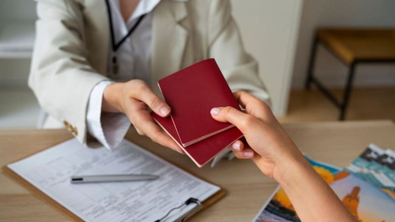 Siguen existiendo caminos legales que permiten acceder al pasaporte español sin necesidad de ser descendiente.