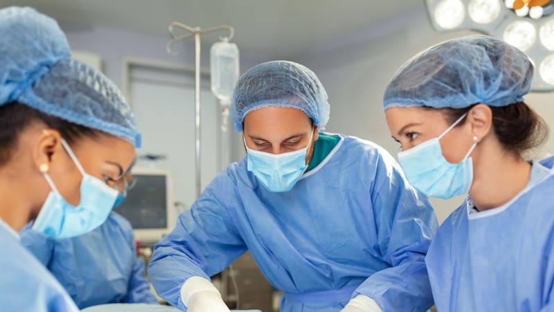 Cuando era joven, los médicos optaron por una cirugía de urgencia en su pulmón derecho. (Fuente: Freepik)