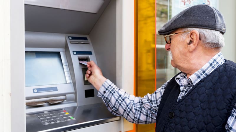 Millones de pensionados y jubilados reciben apoyo económico en México. Fuente: Shutterstock
