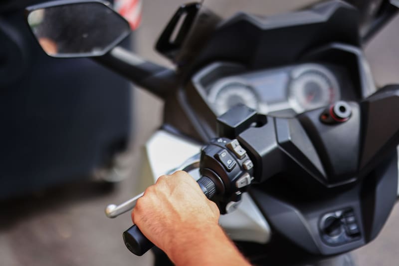 El gesto de levantar la mano izquierda es una de las señales que utilizan los motociclistas en la ruta para comunicarse y advertir sobre posibles peligros u obstáculos en el camino.