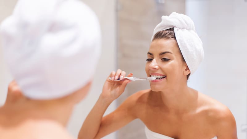 A la hora de lavarse los dientes, la odontóloga recomienda no enjugarse con agua. (Foto: Freepik)