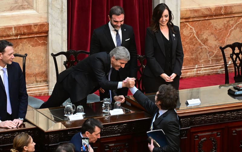 El presidente Javier Milei y el ministro Luis Caputo en la presentación del Presupuesto 2025