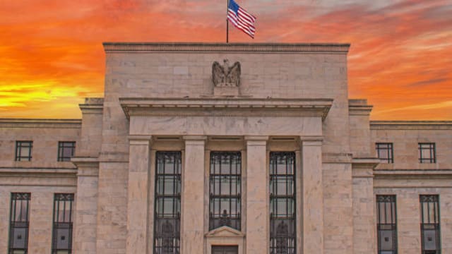 En medio de la guerra se reúne la Fed: por qué el mercado ve menos recortes de tasas y cuál es el impacto local