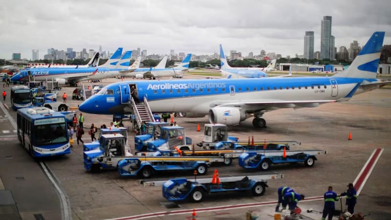 Por el paro convocado por la CGT, Aerolíneas Argentinas cancelará 255 vuelos y más de 31.000 pasajeros se verán afectados.
