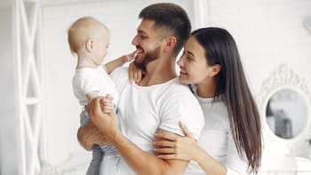 Ayuda familiar por hijo a cargo: 115 euros mensuales, ¿quiénes pueden solicitarla y qué documentación se necesita?