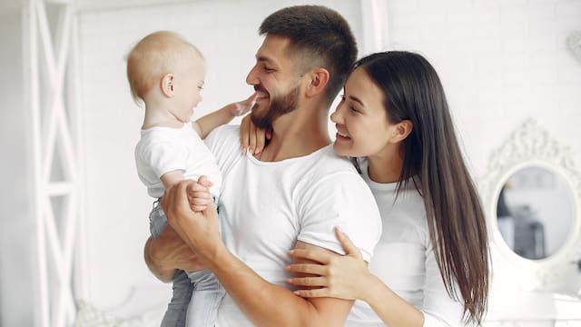 Ayuda familiar por hijo a cargo: 115 euros mensuales, ¿quiénes pueden solicitarla y qué documentación se necesita?