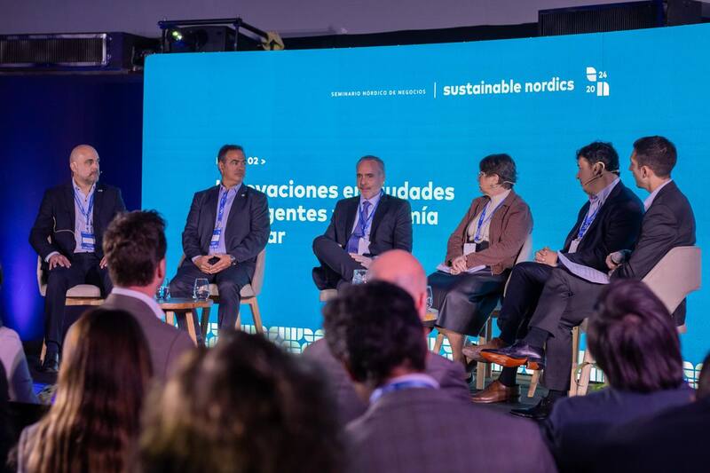 Carlos Pedalino, CEO de ReOrbit; Horacio Martino, gerente de Tetra Pak; Miguel Caló, CEO de Uddeholm; Luciana Botafogo, presidenta de Fonplata; y Esteban Marzorati, subsecretario de Comercio Exterior.
