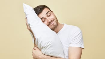 Cómo lavar las almohadas correctamente para un acabado esponjoso y tener un sueño perfecto