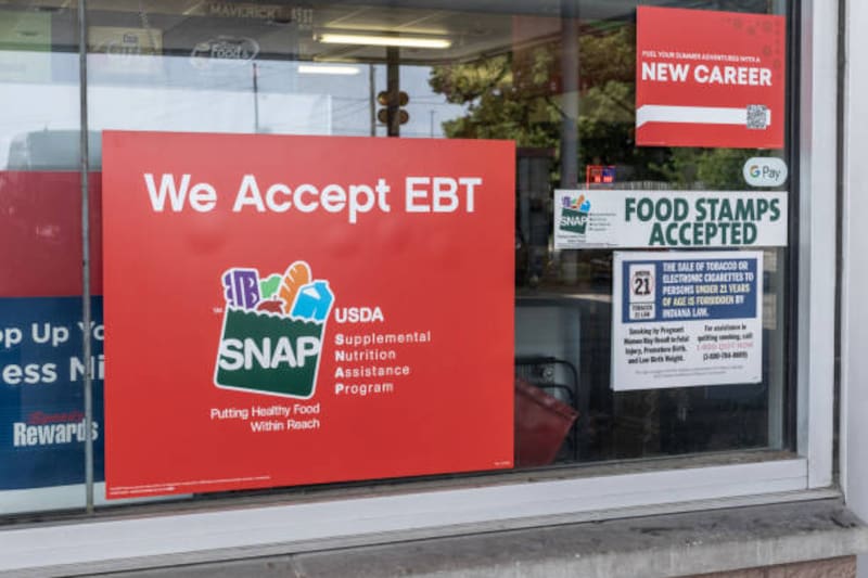 Según explicaron las autoridades, cuando una persona pierde la elegibilidad, el Estado deja de depositar el dinero y desactiva la tarjeta EBT.