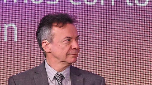 “Eso tiene algún costo”: la decisión clave del Gobierno que evitó una baja del dólar, según Artana