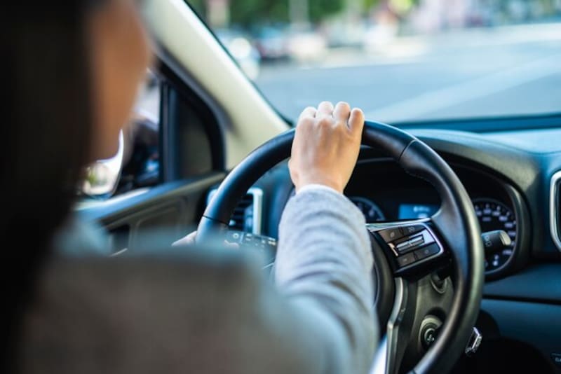 ¿Por qué hay botellas en el techo de coches estacionados? La trampa de los ladrones que pocos conocen. (Imagen: archivo)