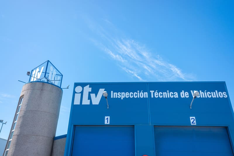 Ya no es obligatorio llevar la etiqueta de la ITV pegada al vidrio: esta es la lista de los coches que pueden quitarla. (Imagen: archivo)