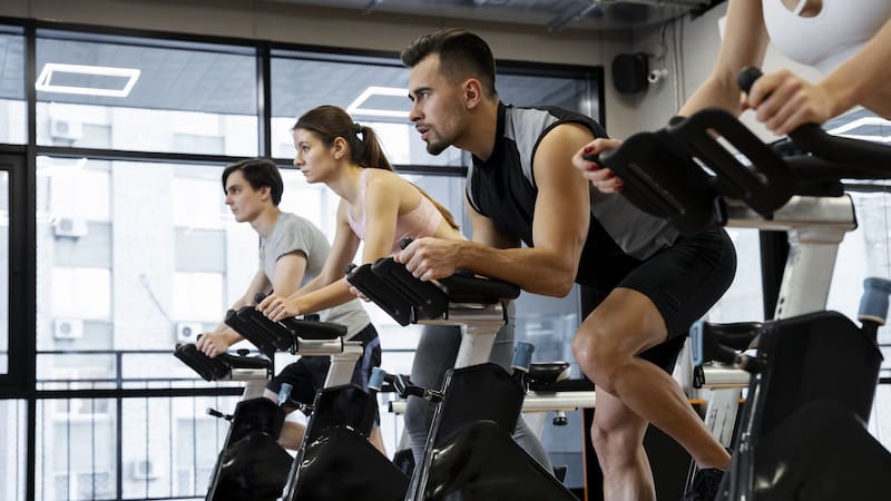 La bicicleta fija se presenta como una opción efectiva para mejorar tu bienestar