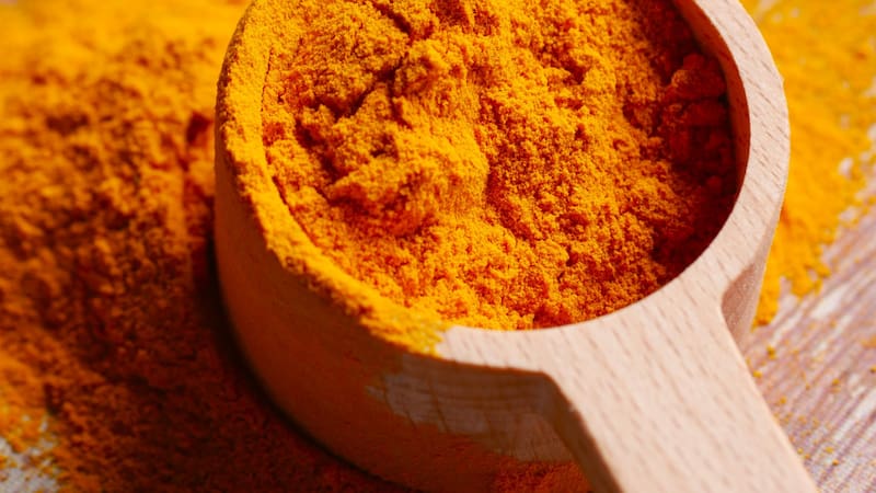 La curcuma tiene un efecto antioxidante tan potente que neutraliza los radicales libres y reduce la inflamación crónica, uno de los principales factores del envejecimiento celular. (Imagen: archivo)