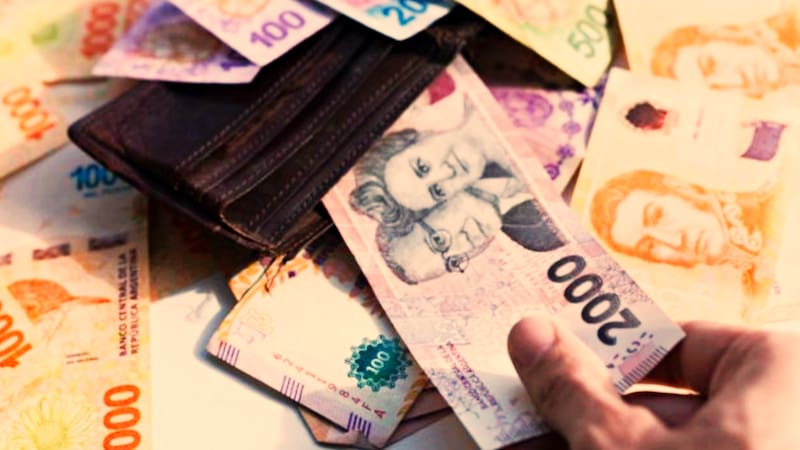Los ingresos del estudiante y su grupo familiar no deben superar un determinado monto (generalmente, tres Salarios Mínimos, Vitales y Móviles - SMVM).