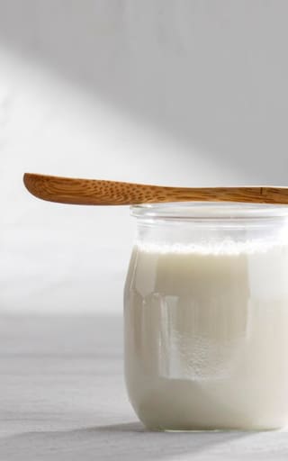 Por qué mezclar este “oro blanco” con leche y cuáles son sus poderosos beneficios para la salud
