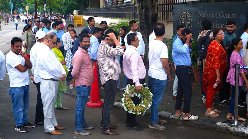 Una multitud presentó sus respetos tras la muerte del multimillonario indio Ratan Tata. (Imagen: Shutterstock)