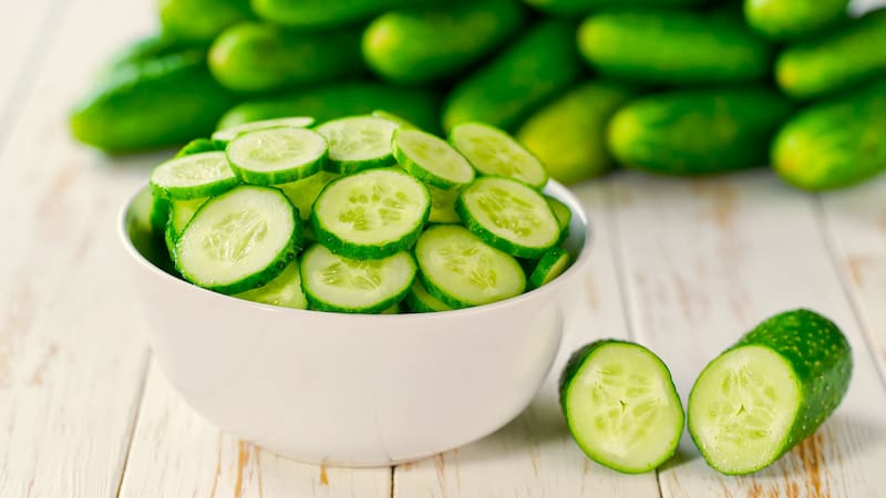 Cáscaras de pepino en las ventanas: el método casero que ayuda a aprovechar restos de comida y mantener la casa más limpia.
