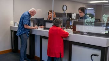 Ya es oficial | Los bancos cambian sus horarios y no abrirán más de lunes a viernes: confirman los nuevos días de atención